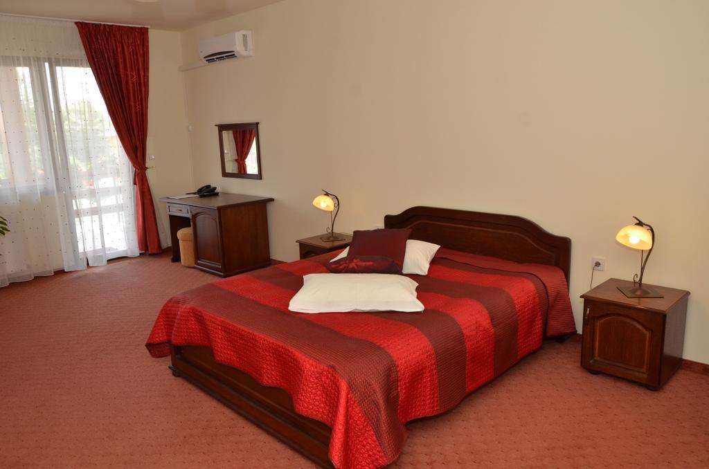 Hotel Restaurant La Conac Botiz Chambre photo